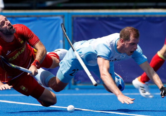 Tokyo 2020 Olympics - Hockey - Men's Pool A - Argentina v Spain - Oi Hockey Stadium, Tokyo, Japan - July 24, 2021. Lucas Rossi of Argentina in action with David Alegre of Spain. REUTERS/Phil Noble